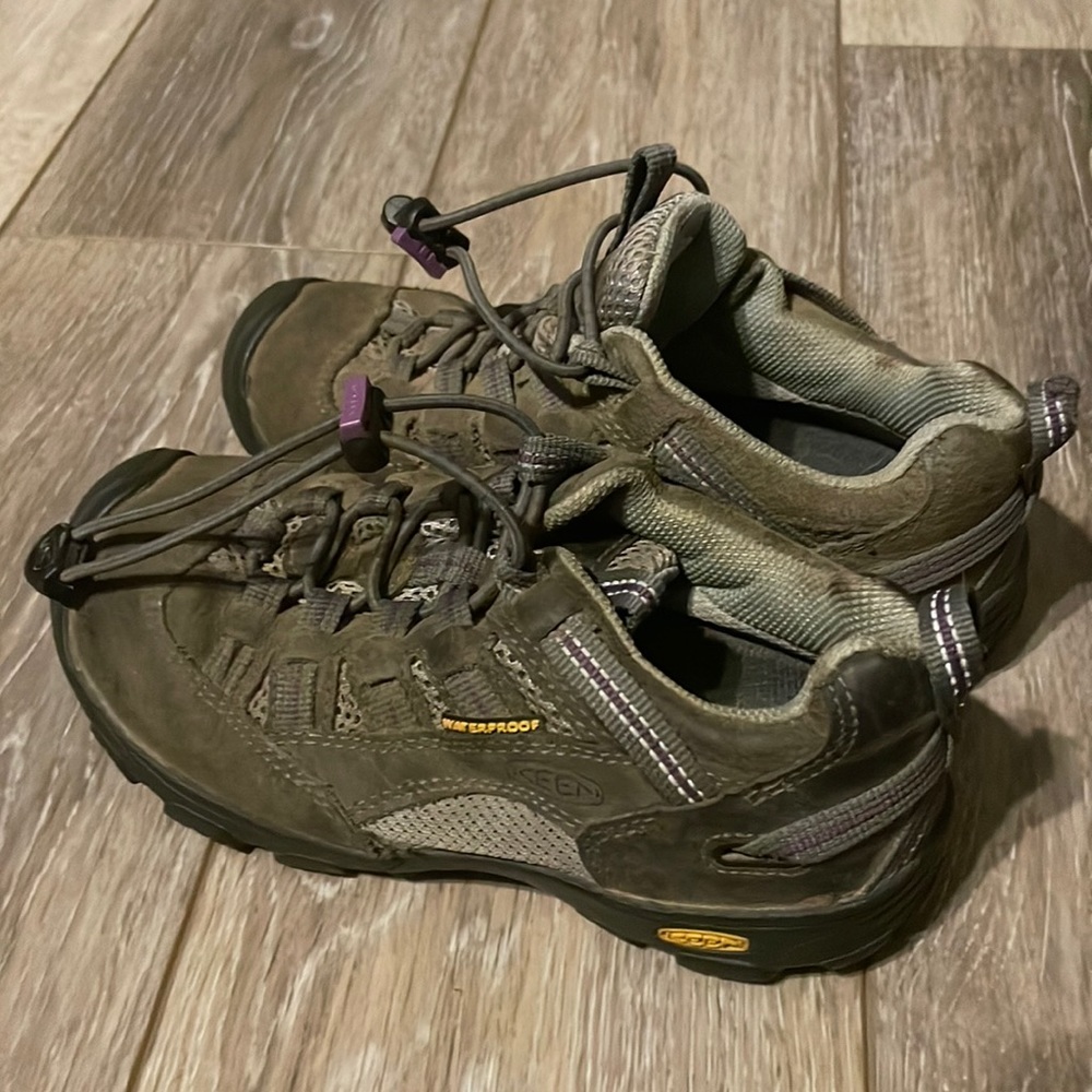 Keen low top hikers size girls 1. GUC - lots of life left!